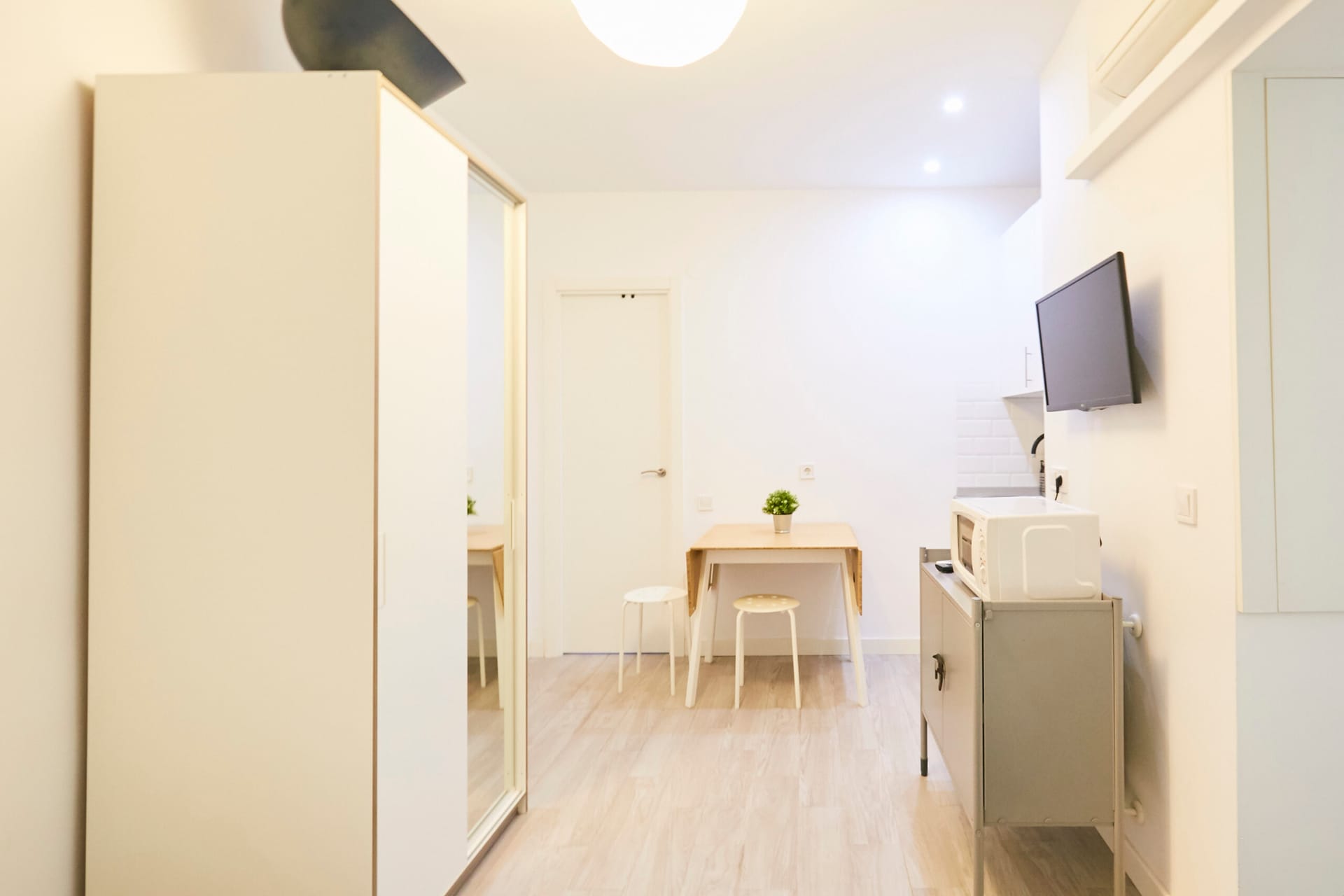 Bemadrid Alquila Estudio con Terraza en Calle Coslada
