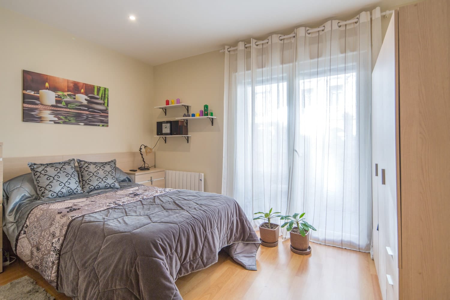 Amplia habitación con salón privado y terraza en calle Atocha # 3